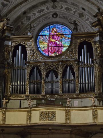 Rose window at the basilica and convent of the Abbey of St. Benedict in Polirone. I never knew Jesus played the violin and/or viola!