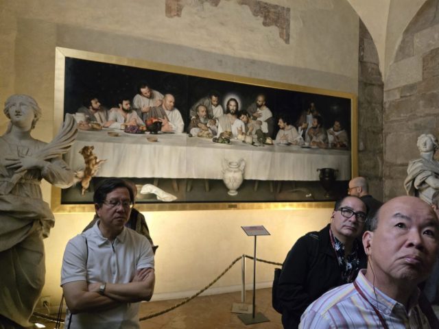 Painting of the Last Supper at the Cathedral of St. Mary of the Assumption & St. Justina. Notice the artist included wrinkles and folds in the table cloth.