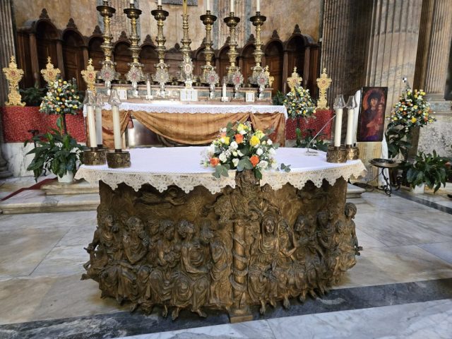 Main altar in the Pantheon - With Christ the lamb alongside all the martyrs