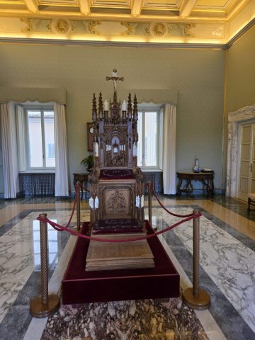 A prie-dieu given to the pope